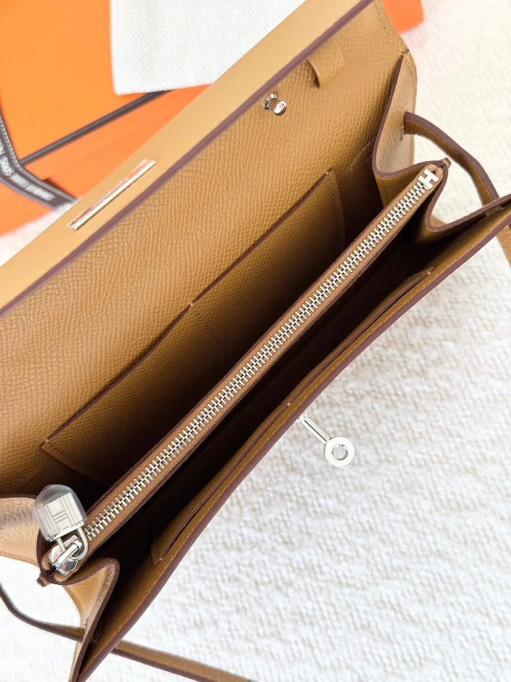 ✨NEW✨Hermes 2024 Epsom Leather Kelly Classique To Go Wallet - Sesame /  PHW - Picture 12 of 16